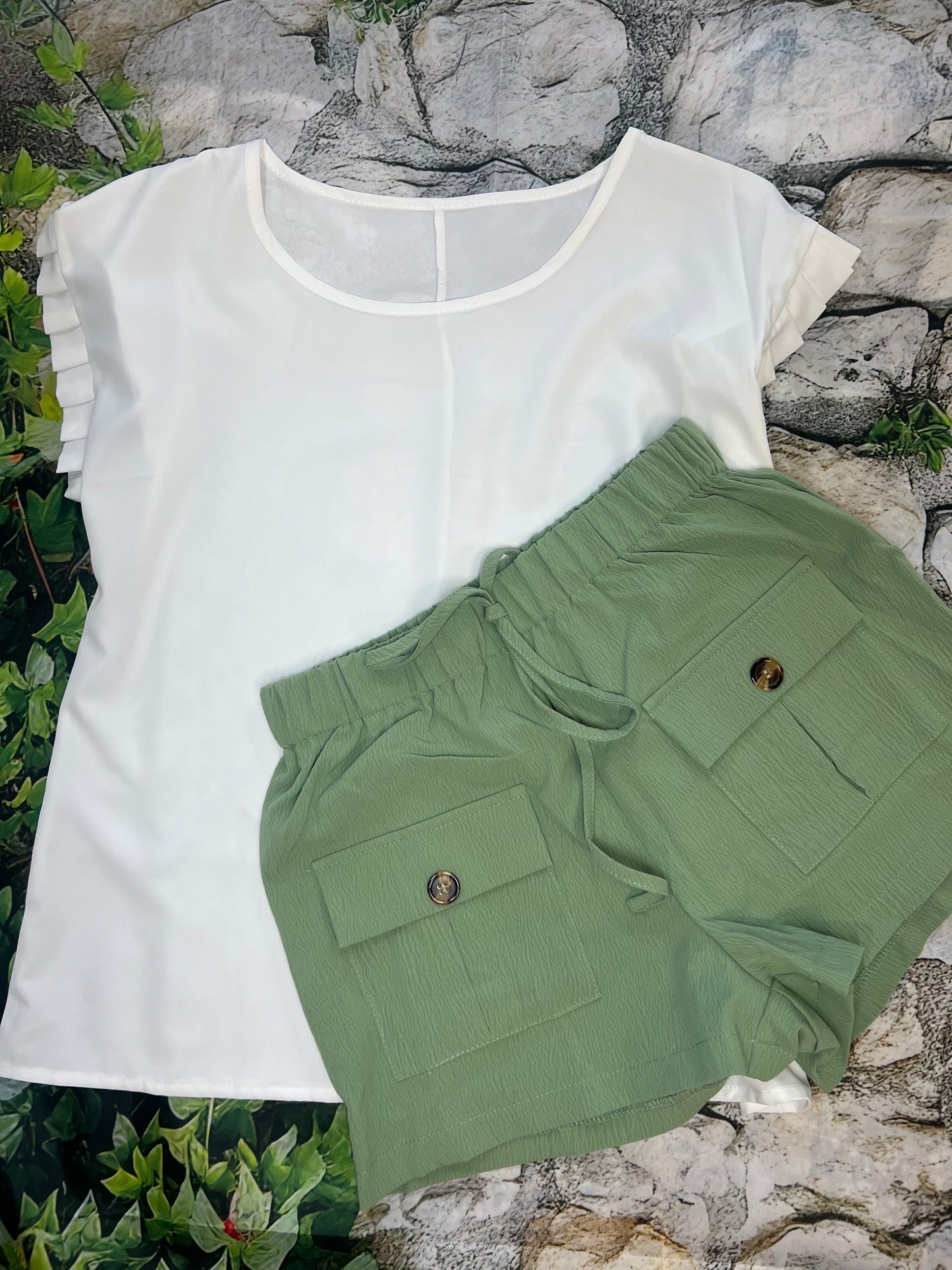 Double Pocket Elastic Waist Shorts
